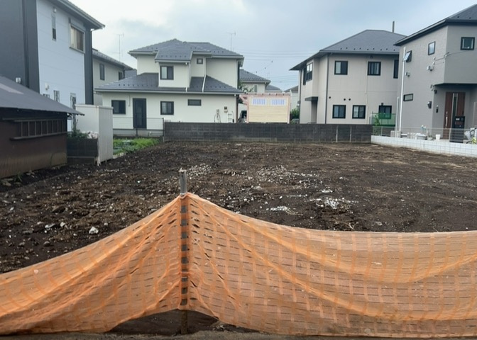 土地の面積＝住宅面積ではありません。建ぺい率の問題などで、土地のある場所によって住宅を建てられる面積は限られています。高さもしかり、「土地」という言葉の中には、建築条件も含まれると考えておきましょう。