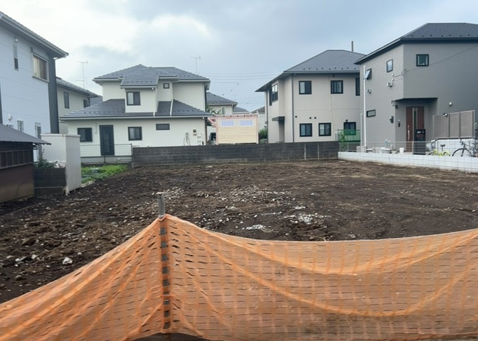 家を建てる場合、方位は要チェックです。現実的に日当たりのよい家ならばリビングは南側、建築基準法でも北側に当たる家への配慮は求められています。土地を見学に行く際は、方位磁針を持って行くようにしましょう。
