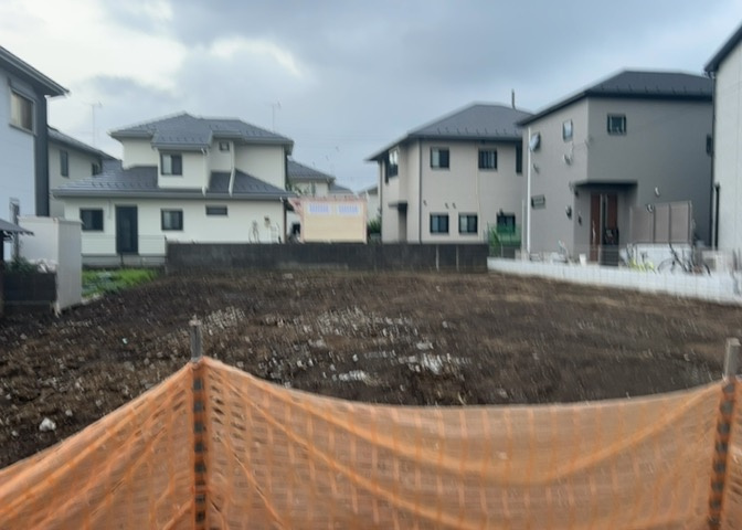 土地の前の道路に消火栓が設置されていることがあります。この場合、道路交通法第45条第1項により、駐車禁止の場所が指定されています。そのため、車庫などの駐車スペースをつくることができない場合があります。