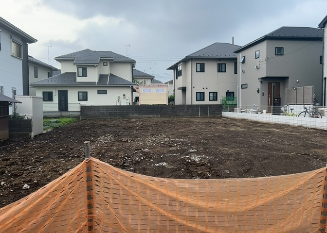 現地に行くなら、物件の周囲の地形がどうなっているかを見ることも大切です。周辺より低くなっている土地では、大雨などで水が集まりやすいため、地盤が弱くなっているということも考えられるため、注意が必要です。