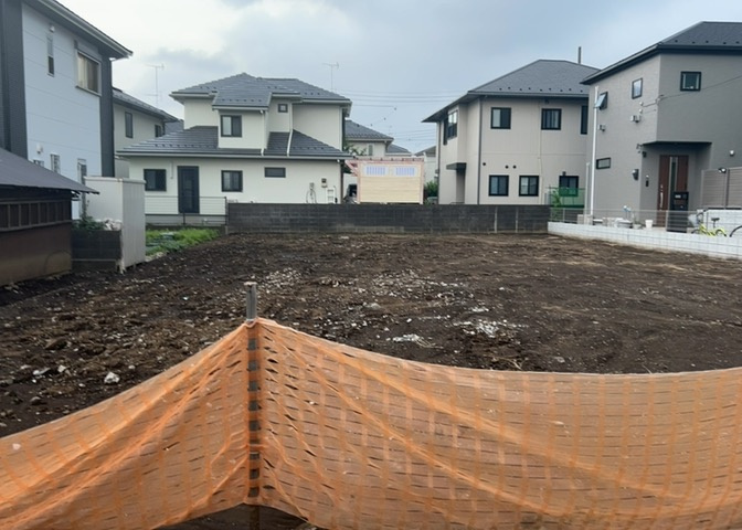 土地購入を検討されている場合、境界杭がない状態で購入してしまうと境界確定測量をする必要があり、費用がかかります。購入の前に、売主、隣土地所有者立ち合いのもと境界を確定し境界杭を設置するのがベストです。