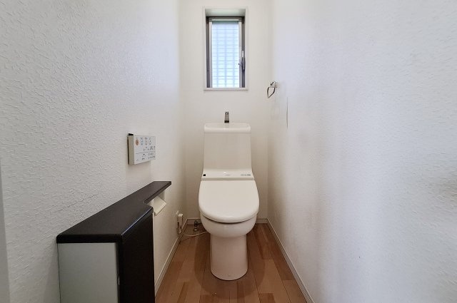 トイレ：トイレットペーパーなどを置きやすい棚付き。