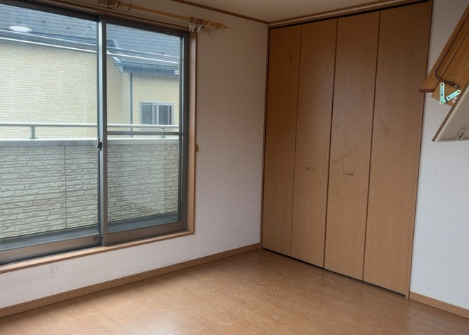 寝室でゆっくりと過ごすためにはベッド周りの適度な空間を担保することや窓の位置、照明の明るさ、寝室の広さなどを考える必要があります。自身や家族の構成とライフスタイルに併せて寝室にする部屋を選びましょう！