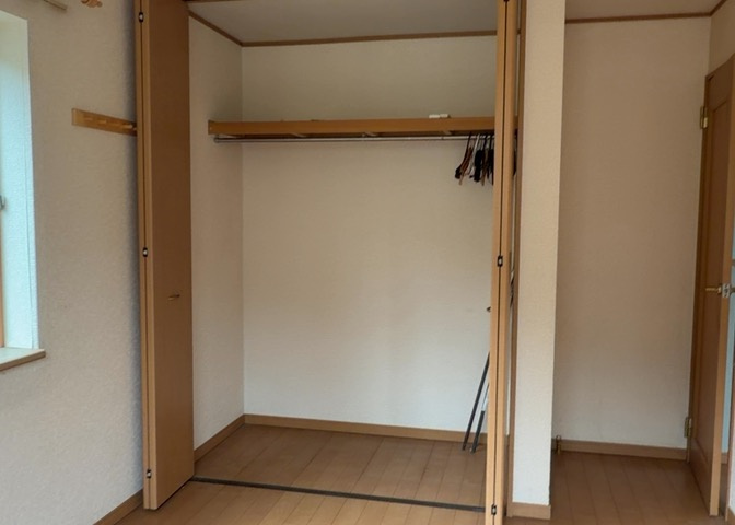 デザイン性を重視しすぎて収納が少なかった！なんてことにならないため、事前に現地で収納の数を確認しておくことをお勧めします。クローゼット以外にも床下収納や屋根裏収納、パントリーなどもチェックしましょう。