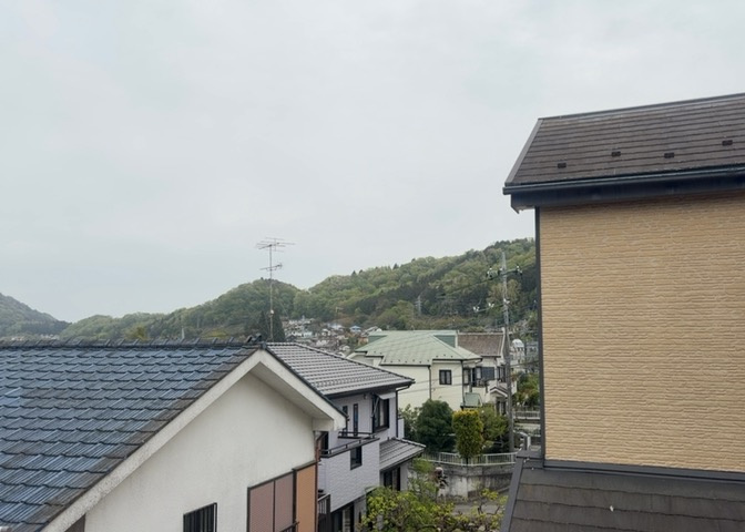 眺望を気にして物件を探す場合、前面に建物が建っていないか現地で確認しましょう！前面に建物があると景色はもちろん、日当たりや風通しにも影響が出てきます。住んだ時のことを想像しながら現地見学をしましょう。