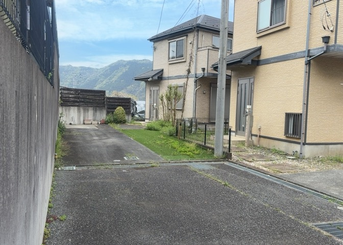 住宅用の土地では前面道路に2m以上接していなければならないと法律で定められています。しかし、お持ちの車のサイズやライフスタイルなどにより、2mでは利便が悪い場合もございますので、事前に確認しましょう。