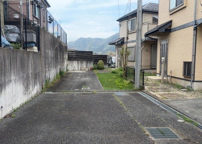 お持ちの車種によっては前面道路が広い方が便利でしょう。しかし、前面道路が広ければその分交通量が多くなるため、騒音などが気になる場合があります。実際に現地を見学し、周辺交通量や騒音などを確認しましょう！