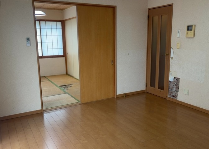 直線タイプはLとDKを一直線に並べた形で対面キッチンのタイプです。一般的なのでよく見かけるかもしれません。直線タイプに似た直接アイランドタイプは、キッチンとダイニングの間に壁がない分広く感じられます。