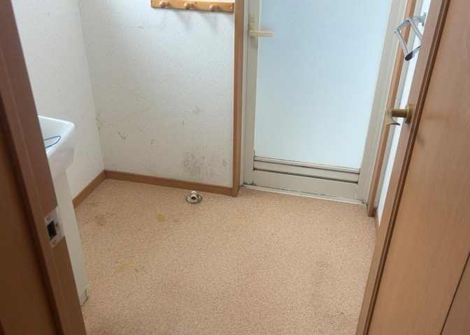 多くの戸建て住宅で見かける洗面脱衣所は、洗面台と洗濯機が2畳ほどのスペースに並べられていて、洗面所が脱衣所を兼ね備えている間取りが一般的です。お客様が利用することもある、パブリックな空間でもあります。