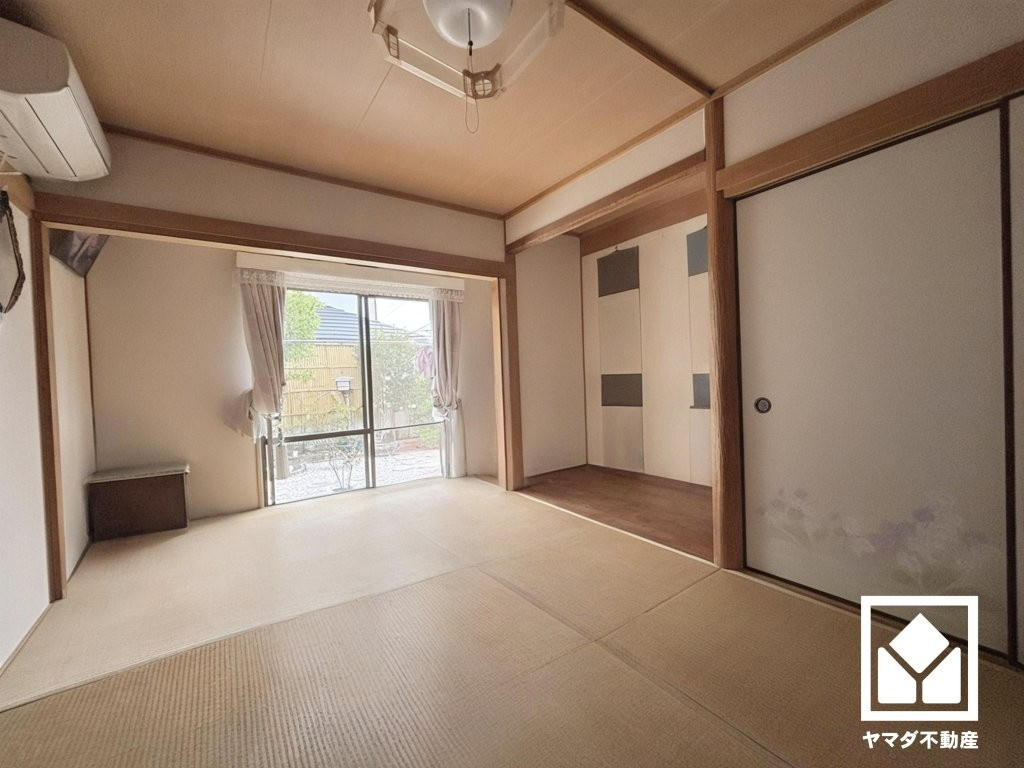 約6帖の1階和室です。リビングと隣接しており、一体でのご利用も可能です。（※本画像は空室時の写真に、家具・小物等をCG合成したイメージです。実際の仕様とは異なる場合がございます。）