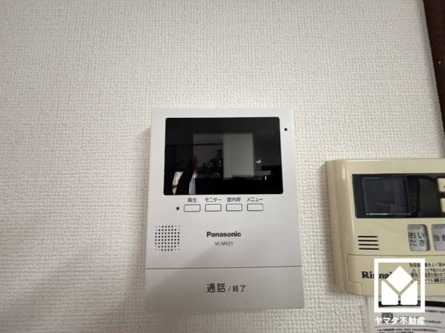 突然の来訪時にも防犯面で心強いモニター付きインターホンを設置。お留守番中のお子様も、室内からスムーズに相手の確認ができます。