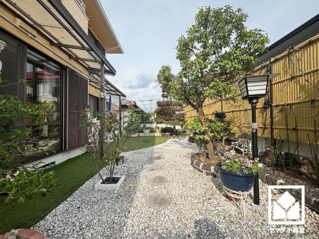 砂利敷きと人工芝で整えられた趣ある和風のお庭です。テラス屋根やガーデンライトなど、屋外での時間を楽しめる設えになっています。室内と繋がる外空間が、日々の暮らしにゆとりと彩りをもたらしてくれそうです。