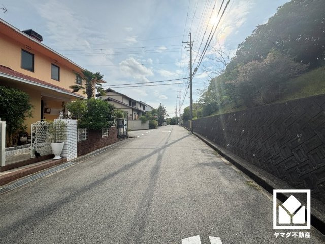 阪急バス「北六甲台鍋倉公園前」停まで徒歩5分（約350m）の立地。日中の移動や週末のお出かけなど、ライフシーンに応じたスムーズな移動を叶える、ゆとりある住環境です。