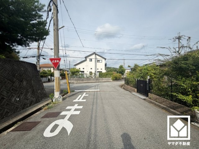 前面道路幅員約7.0mとゆったりとした広さがあるのでファミリーカー等の車の出入りもしやすい立地です。