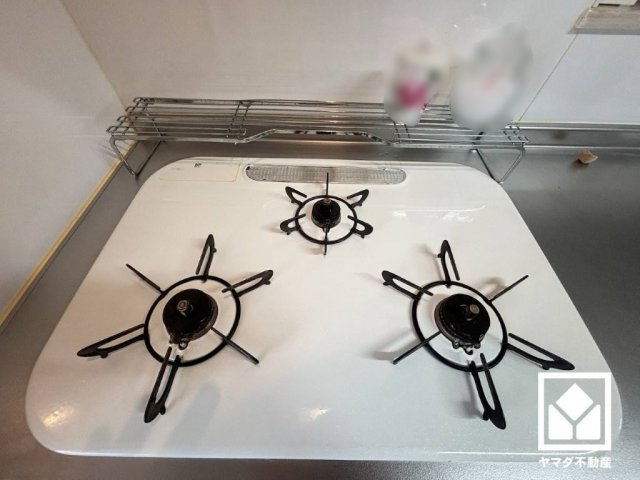 家族のごはん作りがはかどる、同時調理ができる3口コンロ付き。