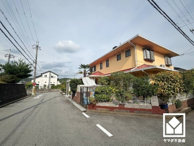 開放感のある北西・南西角地につき、陽当たりや風通しを確保しやすい立地です。