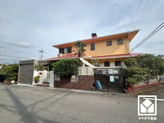 緑に囲まれた穏やかな住宅地で、落ち着いた雰囲気の中でゆとりある毎日をお過ごしいただけます。自然を身近に感じながら暮らせる環境です。