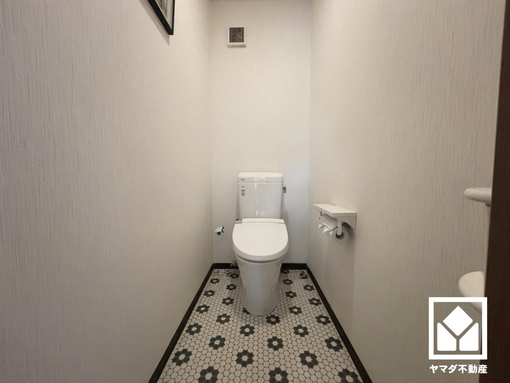 トイレが1階・2階に合計3か所設置されており、朝の忙しい時間帯も混雑を避けやすい間取りです。（※本画像は空室時の写真に、家具・小物等をCG合成したイメージです。実際の仕様とは異なる場合がございます。）