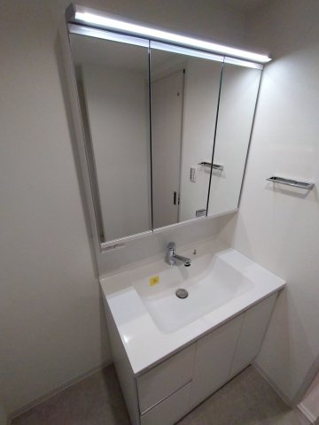 三面鏡で使いやすい洗面台です