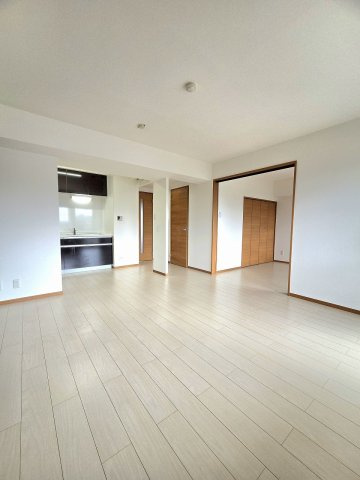 家族のコミュニケーションが広がる、居心地の良いリビングです