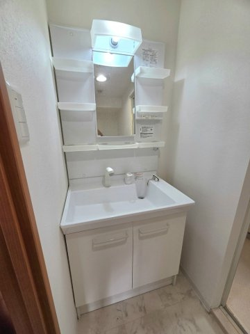 収納スペース付きで、洗面まわりがすっきり片付きます