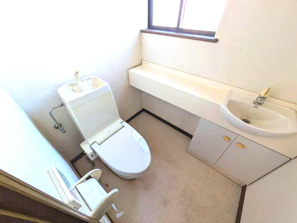 窓付きのトイレは、自然光が入り、換気がしやすく、湿気や臭いがこもりにくいのが特徴です。また、開放感も得られます。　