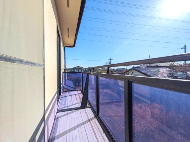 2階バルコニーは各部屋に面しており洗濯物を取り込んで収納することができるのでとても便利です。お布団も寝室から直接バルコニーへ、お布団はいつでもフカフカ　