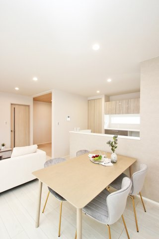 キッチンとダイニングテーブルを垂直に配置。家族間のコミュニケーションが取りやすく、一体感が生まれるレイアウト。【プラン例】建物価格1900万円、建物面積94.39？