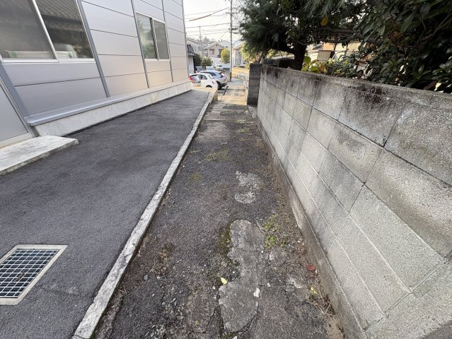 前面道路との接道部分は落ち着いた環境で、人の往来も比較的穏やか。周辺には生活施設が徒歩圏内にそろい、日々の買い物や用事にも便利な立地です。住環境と利便性のバランスが取れたエリアです。