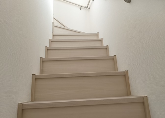 建物の上下階の通路である階段は、その位置によって動線や室内の印象が大きく左右されます。手摺にも重要な役割があり、転倒の防止・歩行や動作を円滑にして日常生活を支えることを主な目的として設置されています。