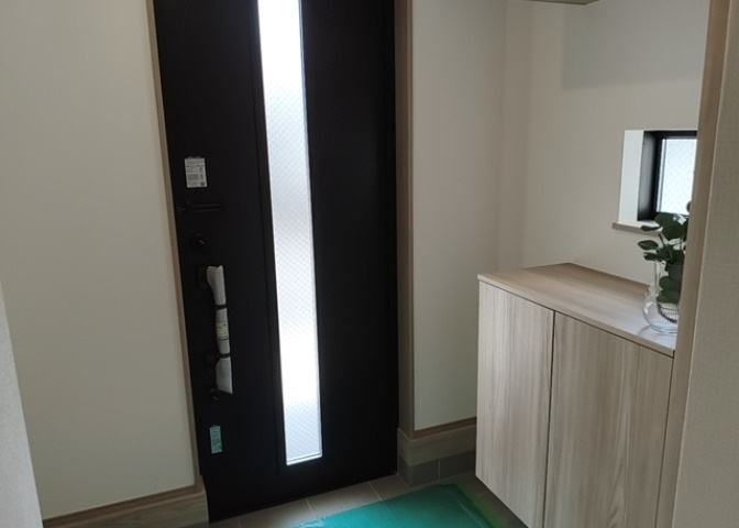 玄関は家の顔でもあり、家族以外の目にも止まる場所です。玄関は外との間を仕切る扉、靴などをしまっておく収納スペース、靴脱ぎのたたきスペース、来客とのやり取りをするドアホンなど複数のアイテムからなります。