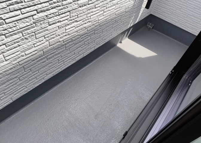 バルコニーは、室外の専用スペースのうち、「屋根がなく開放された空間」であるものを指します。ベランダより広いタイプのものが多く、日当たりもよいため家庭菜園などを楽しみたい人にとって適した環境となります。