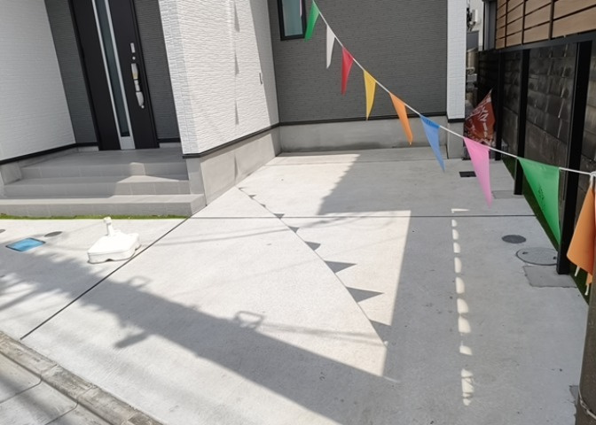 駐車場と明記されていても、最小スペースでつくられた駐車場だと大型車は駐車できなかったり、出入りしにくくなったりする可能性があります。お車のサイズと購入したい物件の駐車場のサイズを現地で確認しましょう。
