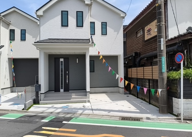 住宅用の土地では前面道路に2m以上接していなければならないと法律で定められています。しかし、お持ちの車のサイズやライフスタイルなどにより、2mでは利便が悪い場合もございますので、事前に確認しましょう。