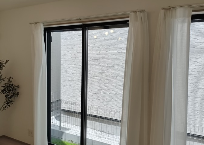サッシとは、ガラス窓に使用される金属製の窓枠のことです。一般的に住宅建築では、金属製建具工事の段階で備え付けるもので、ガラス類や玄関、バスルームのスチール製のドアなどと同じタイミングで工事を行います。