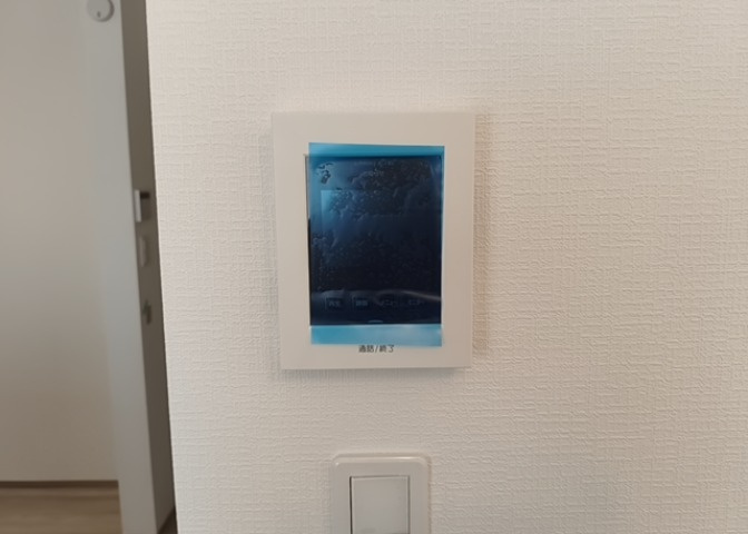 モニターで来訪者を確認して、目的が分からない場合はインターホンを通じて室内から会話することができます。怪しいと感じた場合はインターホン越しにお帰りいただくことができるので、直接会うことがなく安全です。