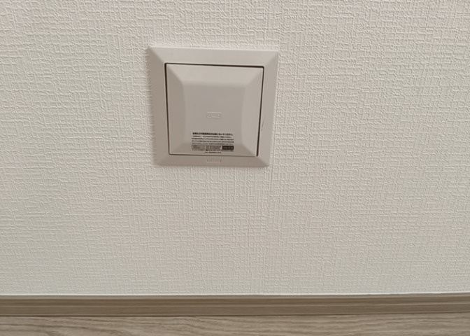1日中建物内の換気が行われるように設計された仕組みです。気密性の高い住宅は、家に籠った空気でシックハウス症候群になる可能性がありますが、24時間換気システムであれば計画的な換気で対策が可能です。