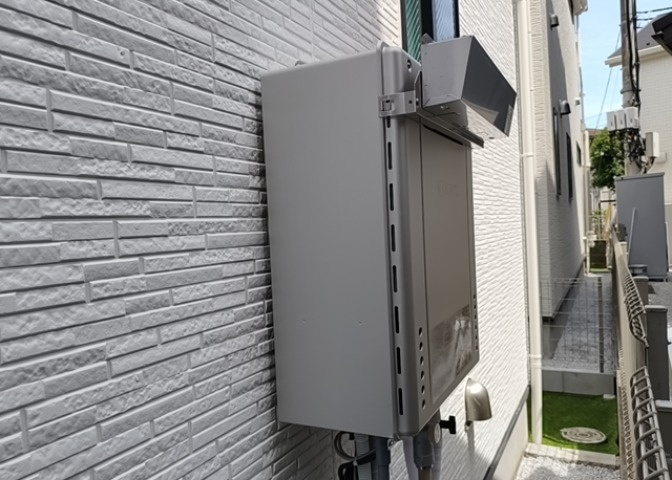 省エネ給湯器とは従来型の給湯器より熱効率が高く、少ない燃料でたくさんのお湯を沸かすことが出来る高効率な給湯器のことを指します。また、省エネ給湯器には種類があり、利便性や効果なども様々です。