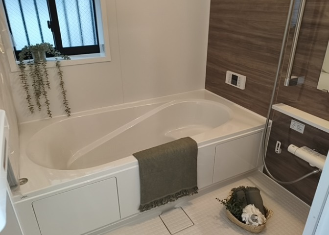 入浴時の快適さも大事なことですが、綺麗な状態を維持できなければ気持ちよく入浴できません。毎日の掃除が楽という点は大事なポイントになります！カビが生えにくく掃除がしやすい、壁や浴槽を選ぶといいでしょう。