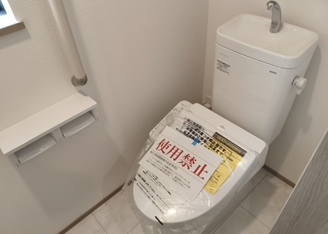 トイレは大きさや形、機能、抗菌性などが異なる多種多彩なタイプが各メーカーから出ています。それぞれに良さがあるため、事前にどういったタイプのトイレがいいのかをご家庭内で決めて、内見に行くといいでしょう。