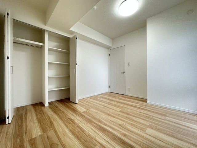 6．1帖の洋室のクローゼットになります。家具の配置もしやすそうなお部屋ですね。