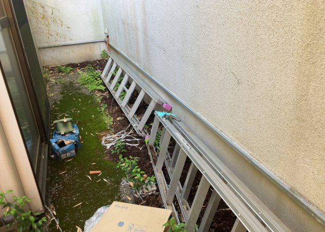床下換気口は、床下に湿気がこもることを防ぎ、効果的に換気を行うために設置されています。床下換気口が設置されていない建物は、基礎パッキング工法などにより換気を行なっています。詳細は現地でご確認ください。