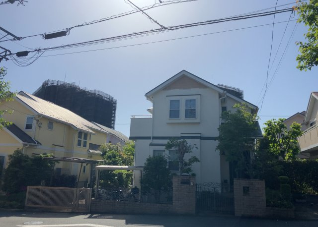 土地の地勢が高台の場合、景色を綺麗にみることができ、景色にこだわってお家探ししている方におすすめです！また平坦地よりも風通しがいいというメリットがあります。デメリットもあるので是非現地でご確認下さい。