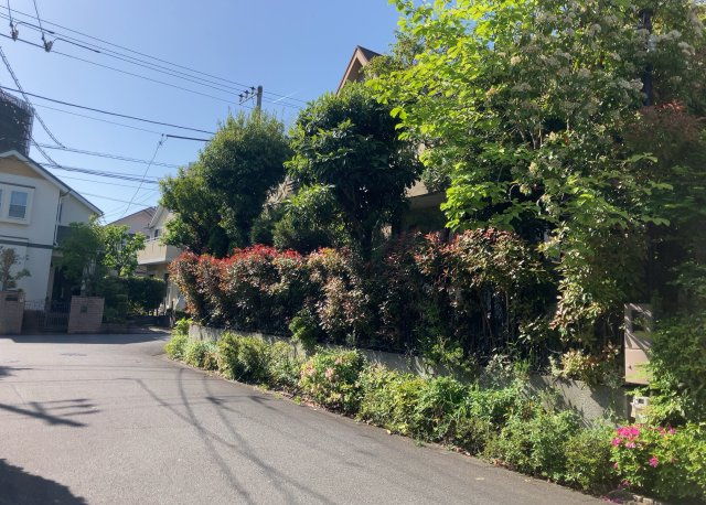 住宅用の土地では前面道路に2m以上接していなければならないと法律で定められています。しかし、お持ちの車のサイズやライフスタイルなどにより、2mでは利便が悪い場合もございますので、事前に確認しましょう。