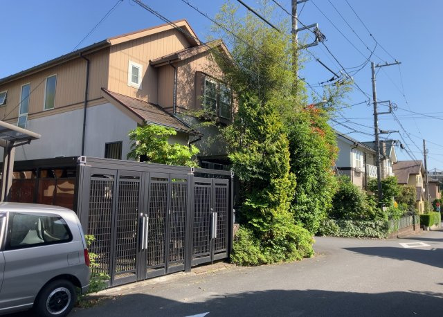道幅が広い場所は日当たりや風通が良好です。幅が広いのですれ違いも可能ですし大きな車でも駐車可能！一方で、大型車が通ることも多くなるため交通量の増加により騒音に繋がります。また土地の値段が高くなります。