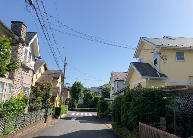 桜や紅葉の名所に出かける人は多いと思いますが、家にいながら季節の移ろいを感じる生活を送りませんか？リビングや窓から見える景色が生活を彩るワンポイントに！現地から見える景色を堪能してみては如何でしょう。