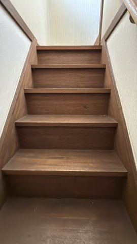 落ち着きのある木目調の階段。手すり設置で上り下りも安全です。