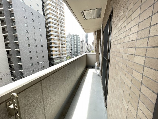 前面棟無しで南東向きのバルコニーは、陽当たり・通風・眺望良好です。　