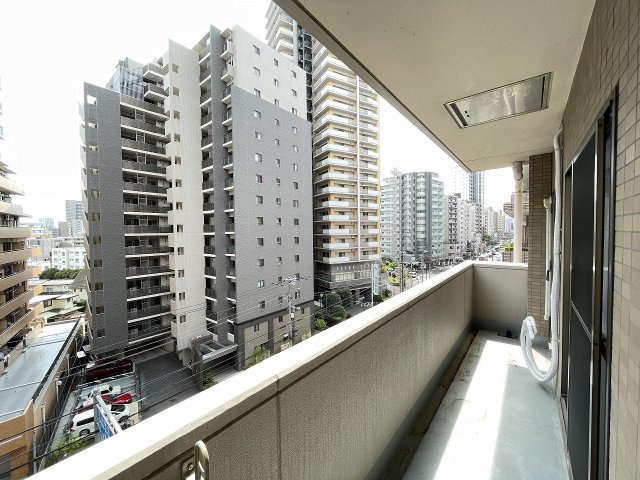 南東向きで陽当たり良好のバルコニーです。　