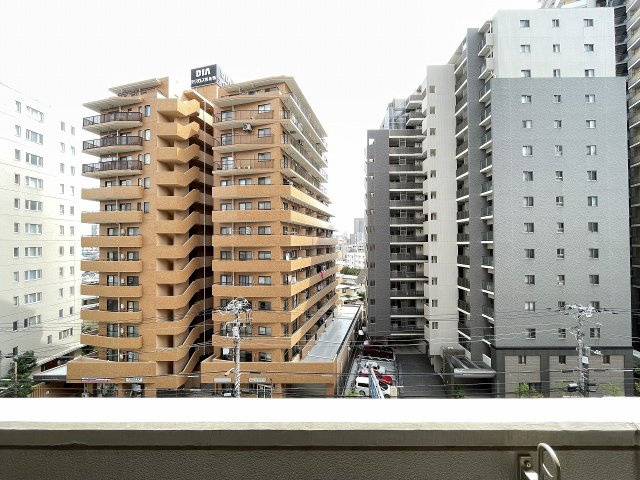 南東向きで陽当たり良好のバルコニーです。　